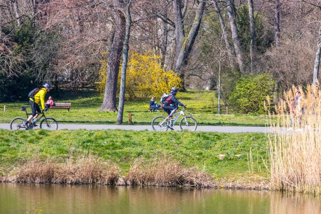 Many people enjoy the spring sun in Leipzigs Clara Zetkin Park Many keep the minimum distance, but there are exceptions