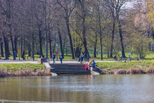 Many people enjoy the spring sun in Leipzigs Clara Zetkin Park Many keep the minimum distance, but there are exceptions