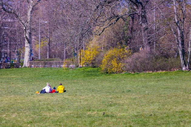 Many people enjoy the spring sun in Leipzigs Clara Zetkin Park Many keep the minimum distance, but there are exceptions