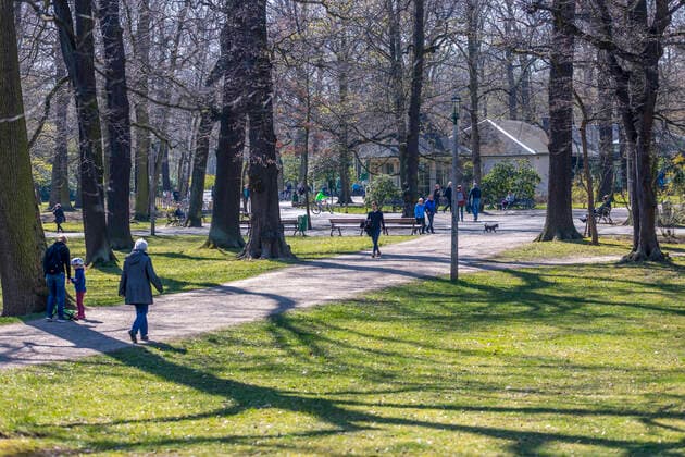 Many people enjoy the spring sun in Leipzigs Clara Zetkin Park Many keep the minimum distance, but there are exceptions