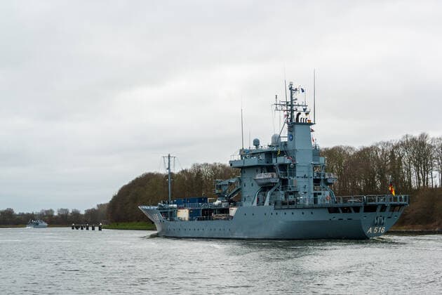 Kiel, Das Flagschiff des ständigen NATO-Minenabwehrverbandes 1 hat im Ärmelkanal einen Maschinenschaden erlitten und muß mit Schlepperhilfe nach Deutschland gebracht werden. Aufnahmen bvon ihrem kürzlichen Aufenthalt im Scheerhafen in Kiel Kiel Schleswig-Holstein Deutschland *** Kiel, The flagship of the permanent NATO Mine Action Association 1 has suffered engine damage in the English Channel and must be brought to Germany with tug assistance Photographs of her recent stay at Scheerhafen in Kiel Kiel Schleswig Holstein Germany