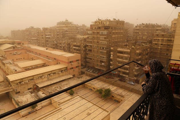 (200405) -- CAIRO, April 5, 2020 -- Photo taken on April 5, 2020 shows buildings shrouded by a sandstorm in Cairo, Egypt. ) EGYPT-CAIRO-SANDSTORM AhmedxGomaa 