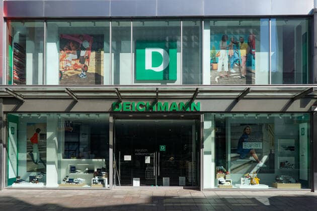 To contain the coronavirus, store closures, restrictions and contact restrictions have been ordered and curfews are being discussed. The photo shows a closed branch of Deichmann, shop, store, retai xobx