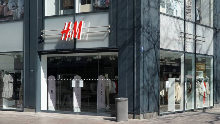 To contain the coronavirus, store closures, restrictions and contact restrictions have been ordered and curfews are being discussed, the photo shows a branch of H M, Hennes and Mauritz, H M, xobx