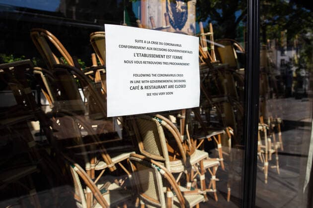 Coronavirus in Frankreich, Eindrücke aus Paris Paris, France, April 5, 2020 - A sign on the window of the Cafe de Flore indicates that the establishment is closed.  Copyright: xAlexisxSciardx
