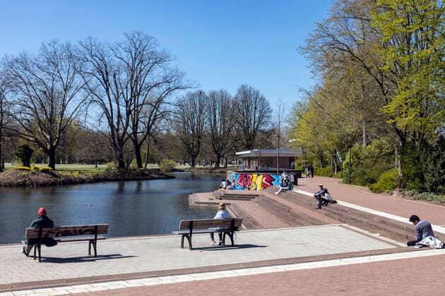 The best spring weather attracts people outdoors Protective measures such as a safe distance due to the coronavirus pandemic are still to be observed by people Here in Südpark, visitors behave in a disciplined and considerate manner