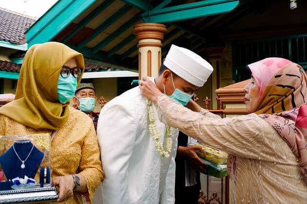 Wedding ceremony, during the COVID-19 coronavirus outbreak in Jakarta - April 5, 2020. A groom and a bride wearing a face mask during wedding ceremony while amid the COVID-19 coronavirus outbreak in Jakarta, Indonesia, on April 5, 2020. (Photo by Ahmad Soleh INA Photo Agency imago images) 