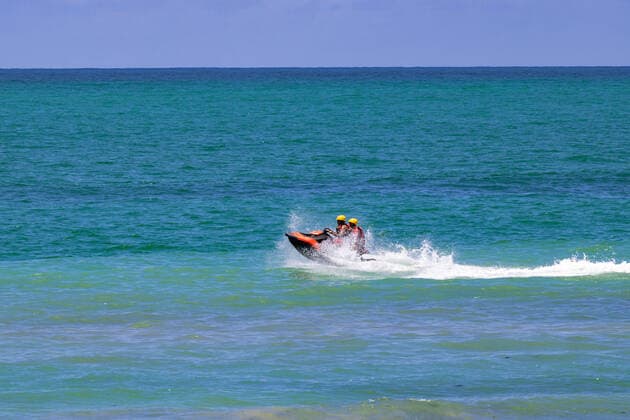 RECIFE, PE - 05.04.2020: PRAIAS FECHADAS EM PERNAMBUCO - Governor of the State orders to close the beaches of Pernambuco, the ban is only on the weekend. With the increase of 14 deaths 176 people infected by Covid-19 in the State. Boa Viagem beach. x1901627x  MarcelinoxLuis