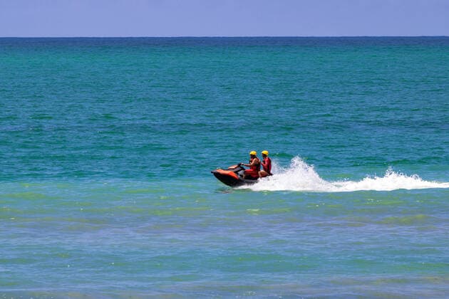 RECIFE, PE - 05.04.2020: PRAIAS FECHADAS EM PERNAMBUCO - Governor of the State orders to close the beaches of Pernambuco, the ban is only on the weekend. With the increase of 14 deaths 176 people infected by Covid-19 in the State. Boa Viagem beach. x1901629x  MarcelinoxLuis