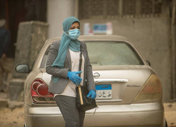 (200405) -- CAIRO, April 5, 2020 -- A pedestrian wearing a mask walks on a street in Cairo, Egypt, April 5, 2020. Egypt on Saturday reported five new deaths from the COVID-19 infection, bringing the pandemic fatalities in the country to 71. ) EGYPT-CAIRO-COVID-19-DAILY LIFE WuxHuiwo 