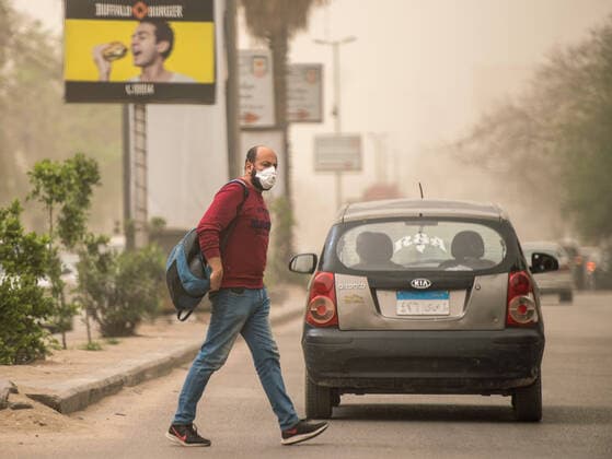 (200405) -- CAIRO, April 5, 2020 -- A pedestrian wearing a mask walks on a street in Cairo, Egypt, April 5, 2020. Egypt on Saturday reported five new deaths from the COVID-19 infection, bringing the pandemic fatalities in the country to 71. ) EGYPT-CAIRO-COVID-19-DAILY LIFE WuxHuiwo 