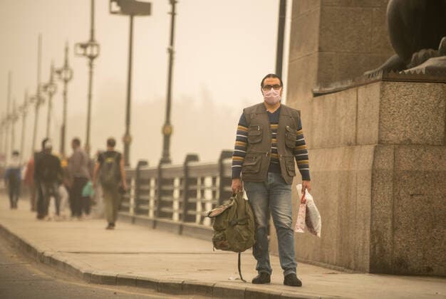 (200405) -- CAIRO, April 5, 2020 -- A pedestrian wearing a mask walks on a street in Cairo, Egypt, April 5, 2020. Egypt on Saturday reported five new deaths from the COVID-19 infection, bringing the pandemic fatalities in the country to 71. ) EGYPT-CAIRO-COVID-19-DAILY LIFE WuxHuiwo 