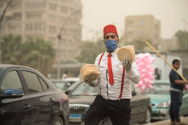 News Themen der Woche KW13 News Bilder des Tages (200405) -- CAIRO, April 5, 2020 -- A peddler wearing a mask is seen on a street in Cairo, Egypt, April 5, 2020. Egypt on Saturday reported five new deaths from the COVID-19 infection, bringing the pandemic fatalities in the country to 71. ) EGYPT-CAIRO-COVID-19-DAILY LIFE WuxHuiwo 