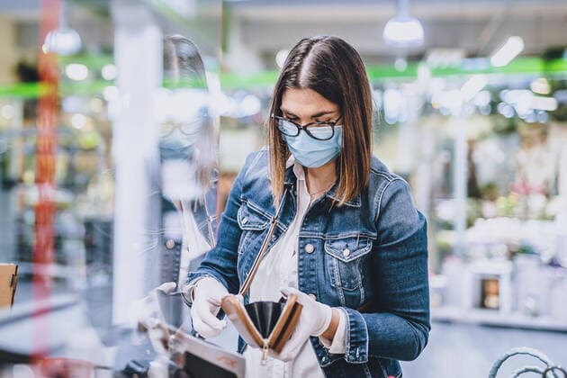 Kaprun THEME IMAGE a woman wearing a protective mask and gloves while shopping in a supermarket during the coronavirus pandemic, Austria on 2020 04 04 04  EP_fei