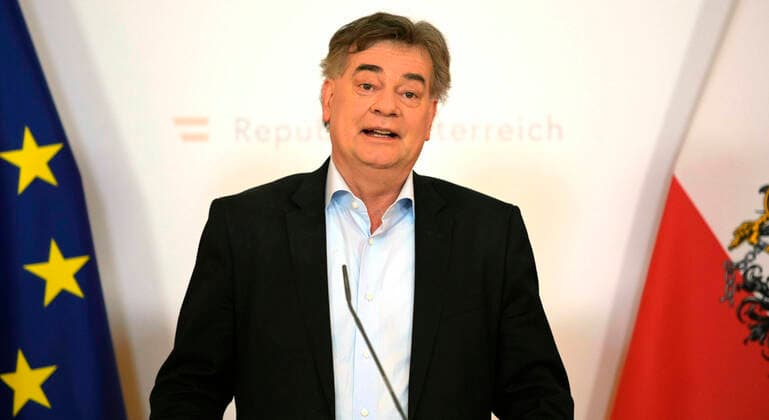 Vienna 04 04 2020, Federal Chancellery, Vienna, AUT, Current developments on corona disease in Austria, press conference, Challenges in sport in times of the corona crisis, in the picture Vice Chancellor Werner Kogler Gruene Vice Chancellor Werner Kogler Gruene during a press conference on the subject Challenges in sport in times of the corona crisis of Austrian Goverment about the cor  EP_pool