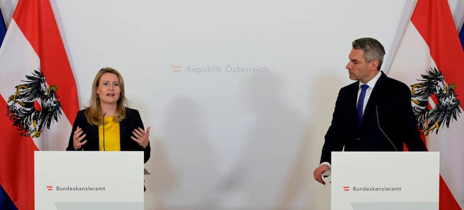 Vienna 05 04 2020, Federal Chancellery, Vienna, AUT, Current developments on corona disease in Austria, press conference, Domestic violence, in the picture Minister for Womens Affairs Susanne Raab OeVP and Minister of the Interior Karl Nehammer OeVP Minister for Womens Affairs Susanne Raab OeVP and Minister of the Interior Karl Nehammer OeVP during a press conference on  EP_pool