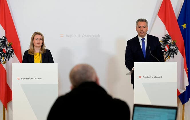 Vienna 05 04 2020, Federal Chancellery, Vienna, AUT, Current developments on corona disease in Austria, press conference, Domestic violence, in the picture Minister for Womens Affairs Susanne Raab OeVP and Minister of the Interior Karl Nehammer OeVP Minister for Womens Affairs Susanne Raab OeVP and Minister of the Interior Karl Nehammer OeVP during a press conference on  EP_pool