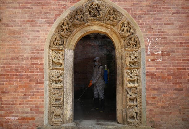 News Themen der Woche KW13 News Bilder des Tages Lockdown in Nepal due to COVID-19 A Nepalese volunteer sprays disinfectants at Patan Durbar Square, a UNESCO World Heritage Site during the nationwide lockdown in Lalitpur, Nepal on Sunday, April 05, 2020. The government of Nepal has decided to impose a nationwide lockdown to prevent the spread of Coronovirus (COVID-19) outbreak. Bagmati Nepal Copyright: SubashxShrestha