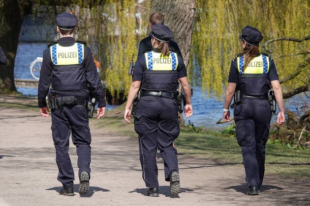Contact ban Police checks 05 04 2020, DEU, Germany, Hamburg Police officers are on patrol on the Outer Alster during the contact ban due to the corona crisis and pay attention to the exit restrictions Hamburg Hamburg Deutschland