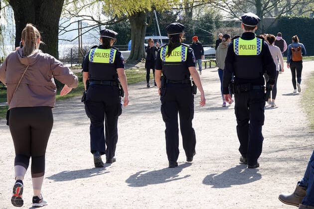 Contact ban Police checks 05 04 2020, DEU, Germany, Hamburg Police officers are on patrol on the Outer Alster during the contact ban due to the corona crisis and pay attention to the exit restrictions Hamburg Hamburg Deutschland