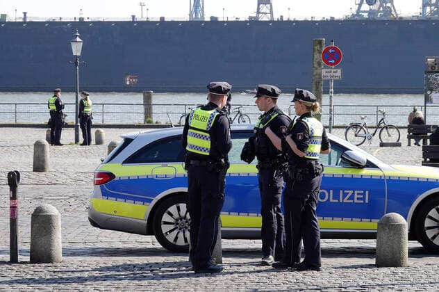 Contact ban Police checks 05 04 2020, DEU, Germany, Hamburg Police officers are standing during the contact ban due to the corona crisis at the fish market and are paying attention to the exit restrictions Hamburg Hamburg Germany