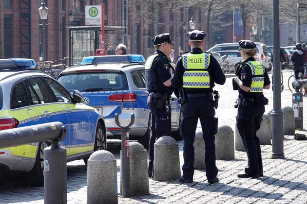 Contact ban Police checks 05 04 2020, DEU, Germany, Hamburg Police officers are standing during the contact ban due to the corona crisis at the fish market and are paying attention to the exit restrictions Hamburg Hamburg Germany