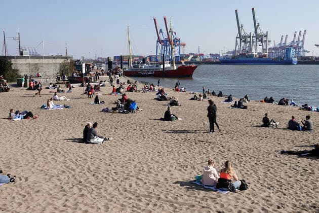 Contact ban Elbstrand 05 04 2020, DEU, Deutschland, Hamburg People stay at Elbstrand Oevelgönne during the contact ban because of the corona crisis Hamburg Hamburg Deutschland