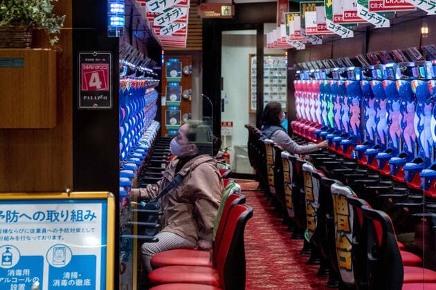 News Bilder des Tages April 5, 2020, Tokyo, Japan: Women wearing preventive masks as a precaution against the spread of Coronavirus play pachinko..The Tokyo metropolitan government has again asked residents to stay at home this weekend following a surge of new infections of Coronavirus Tokyo Japan - ZUMAs197 20200405_zaa_s197_037 Copyright: xViolaxKamx