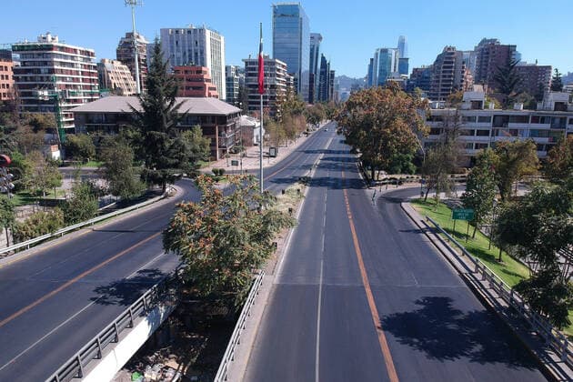 Santiago, April 5, 2020 Views of the eastern part of Santiago during the global coronavirus pandemic Andres Perez pool Aton Chile, Santiago Chile Aton 409921  Copyright: MARCELOxHERNANDEZ ATONxCHILE