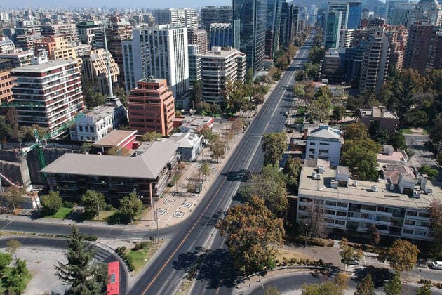 Santiago, April 5, 2020 Views of the eastern part of Santiago during the global coronavirus pandemic Andres Perez pool Aton Chile, Santiago Chile Aton 409929  Copyright: MARCELOxHERNANDEZ ATONxCHILE