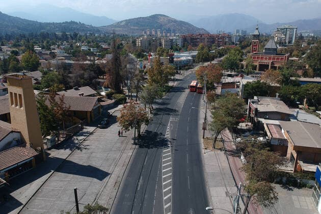 Santiago, April 5, 2020 Views of the eastern part of Santiago during the global coronavirus pandemic Andres Perez pool Aton Chile, Santiago Chile Aton 409933  Copyright: MARCELOxHERNANDEZ ATONxCHILE