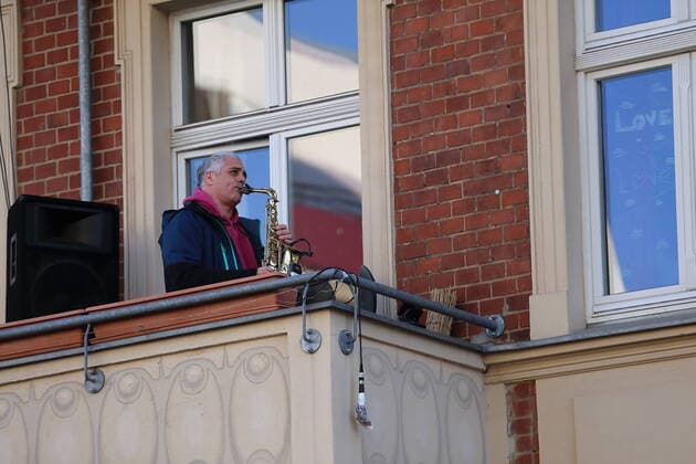 The musicians Kai Mader Saxophone , Nicolas Schulze Piano , Philip Meister Guitar and Buchan Hot Bass give a jazz concert from their balconies in the Schlaatzstraße in Potsdam, 5 April 2020 To slow down the spread of the corona virus sars CoV 2, there are currently restrictions on the exit and contact Jazz against Social Distancing in Potsdam