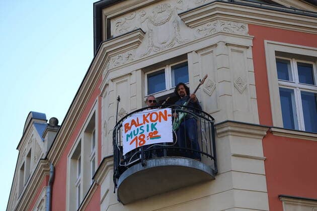 The musicians Kai Mader Saxophone , Nicolas Schulze Piano , Philip Meister Guitar and Buchan Hot Bass give a jazz concert from their balconies in the Schlaatzstraße in Potsdam, 5 April 2020 To slow down the spread of the corona virus sars CoV 2, there are currently restrictions on the exit and contact Jazz against Social Distancing in Potsdam