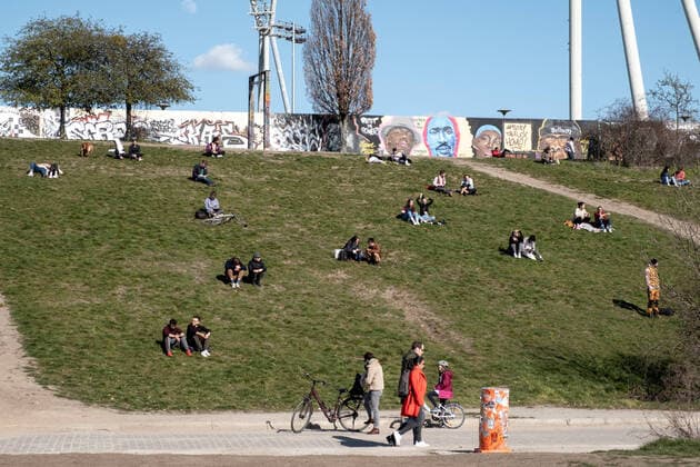 Too far or alone and with enough distance the Berliners enjoy the spring weather in the Berlin Wall Park Coronakrise Everyday life with the virus