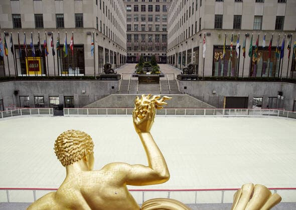 News Bilder des Tages Rockefeller Center is empty of pedestrian traffic on Palm Sunday In New York City on Sunday, April 5, 2020. Cardinal Timothy Dolan today held a virtual Palm Sunday mass from St. Patrick s Cathedral. Coronavirus cases in the U.S. rose to over 300,000 and the number of deaths rose to more than 8,000 Globally the death toll has been reported at more than 65,000.  NYP20200405109 JOHNxANGELILLO