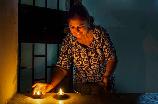(200405) -- NEW DELHI, April 5, 2020 -- An Indian woman lights earthen lamps on her balcony to mark the country s fight against the COVID-19 pandemic in New Delhi, India, on April 5, 2020. India s health ministry Sunday evening said the death toll due to COVID-19 in India rose to 83 and the total number of confirmed cases in the country reached 3,577. ) INDIA-NEW DELHI-COVID-19-LIGHTING JavedxDar 