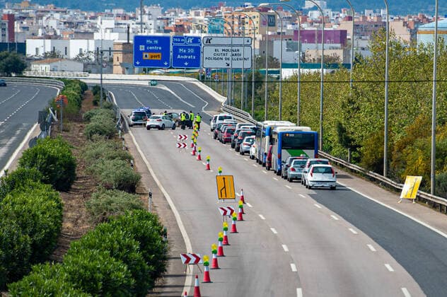 20200405 Palma de Mallorca under Corona Close down PALMA DE MALLORCA, SPAIN APRIL 5 Guardia Civil control on the Highway at Palma de Mallorca under Corona Close down on April 5, 2020 in Palma de Mallorca, Palma de Mallorca Baleares Spain