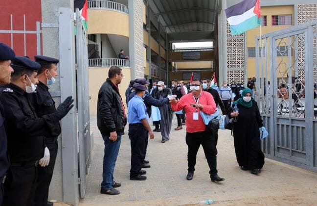 Coronavirus im Gazastreifen, Menschen verlassen Quarantäne-Zentrum in Khan Younis April 5, 2020, Khan Younis, Gaza Strip, Palestinian Territory: Palestinians who were quarantined leave the quarantine centers, after the end of the quarantine period at a school, in Khan Younis in the southern of Gaza strip, April 5, 2020 Khan Younis Palestinian Territory - ZUMAap3_ 20200405_zaf_ap3_015 Copyright: xAshrafxAmrax