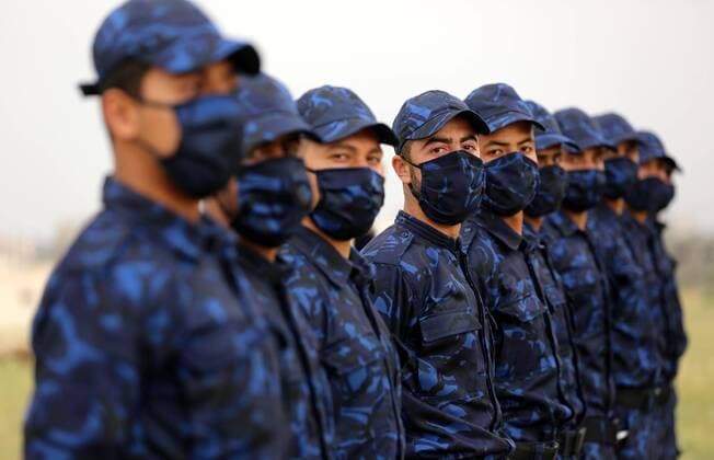 Coronavirus im Gazastreifen, Menschen verlassen Quarantäne-Zentrum in Khan Younis April 5, 2020, Khan Younis, Gaza Strip, Palestinian Territory: Palestinian policemen stand guard as Palestinians who were quarantined leave the quarantine centers, after the end of the quarantine period at a school, in Khan Younis in the southern of Gaza strip, April 5, 2020 Khan Younis Palestinian Territory - ZUMAap3_ 20200405_zaf_ap3_028 Copyright: xAshrafxAmrax
