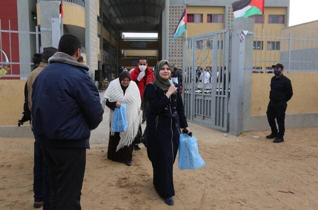 Coronavirus im Gazastreifen, Menschen verlassen Quarantäne-Zentrum in Khan Younis April 5, 2020, Khan Younis, Gaza Strip, Palestinian Territory: Palestinians who were quarantined leave the quarantine centers, after the end of the quarantine period at a school, in Khan Younis in the southern of Gaza strip, April 5, 2020 Khan Younis Palestinian Territory - ZUMAap3_ 20200405_zaf_ap3_029 Copyright: xAshrafxAmrax