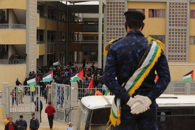 Coronavirus im Gazastreifen, Menschen verlassen Quarantäne-Zentrum in Khan Younis April 5, 2020, Khan Younis, Gaza Strip, Palestinian Territory: Palestinians who were quarantined leave the quarantine centers, after the end of the quarantine period at a school, in Khan Younis in the southern of Gaza strip, April 5, 2020 Khan Younis Palestinian Territory - ZUMAap3_ 20200405_zaf_ap3_040 Copyright: xAshrafxAmrax