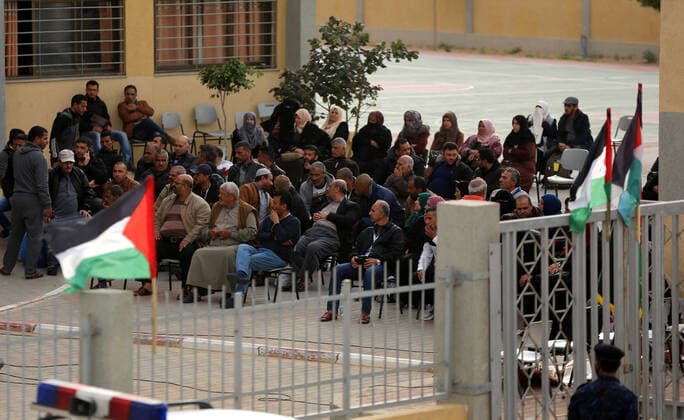 Coronavirus im Gazastreifen, Menschen verlassen Quarantäne-Zentrum in Khan Younis April 5, 2020, Khan Younis, Gaza Strip, Palestinian Territory: Palestinians who were quarantined leave the quarantine centers, after the end of the quarantine period at a school, in Khan Younis in the southern of Gaza strip, April 5, 2020 Khan Younis Palestinian Territory - ZUMAap3_ 20200405_zaf_ap3_048 Copyright: xAshrafxAmrax