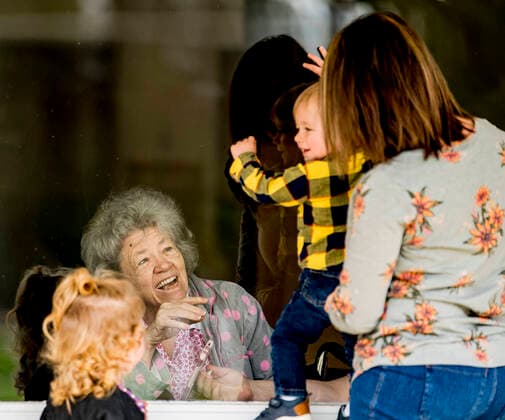 Coronavirus in den USA, Familie besucht Angehörige in Altenheim in Rising Sun, Maryland April 5, 2020, Rising Sun, Maryland, USA: Grandmother Karen Bowman, her daughter Tiffany Sadler and great-grand children Audrey, 3, and Chase Sadler, 1, visit with Della Simpson, as nurse Shannon Green helps, at Calvert Manor Nursing Home and Rehabilitation Center on Palm Sunday. Rising Sun USA - ZUMAcs17 20200405_zaf_cs17_001 Copyright: xScottxSeriox