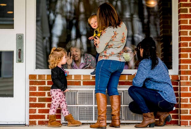 Coronavirus in den USA, Familie besucht Angehörige in Altenheim in Rising Sun, Maryland April 5, 2020, Rising Sun, Maryland, USA: Grandmother Karen Bowman, her daughter Tiffany Sadler and great-grand children Audrey, 3, and Chase Sadler, 1, visit with Della Simpson, as nurse Shannon Green helps, at Calvert Manor Nursing Home and Rehabilitation Center on Palm Sunday. Rising Sun USA - ZUMAcs17 20200405_zaf_cs17_004 Copyright: xScottxSeriox