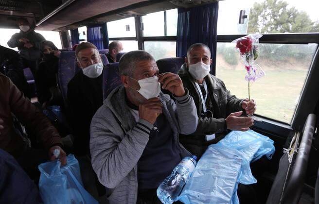 Coronavirus im Gazastreifen, Menschen verlassen Quarantäne-Zentrum in Khan Younis April 5, 2020, Khan Younis, Gaza Strip, Palestinian Territory: Palestinians who were quarantined leave the quarantine centers, after the end of the quarantine period at a school, in Khan Younis in the southern of Gaza strip, April 5, 2020 Khan Younis Palestinian Territory - ZUMAap3_ 20200405_zaf_ap3_055 Copyright: xAshrafxAmrax