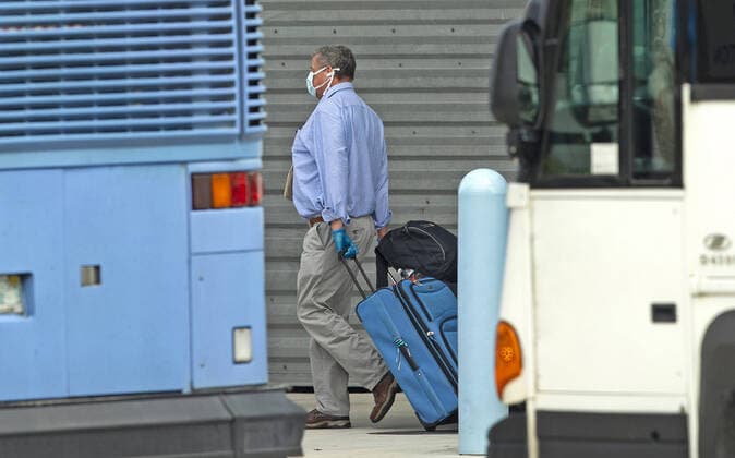 April 5, 2020, Miami, FL, USA: A Coral Princess cruise passenger walks to board the bus at PortMiami as the coronavirus pandemic continues on Sunday, March 5, 2020 in Miami. Miami USA - ZUMAm67_ 20200405_zaf_m67_026 Copyright: xDavidxSantiagox