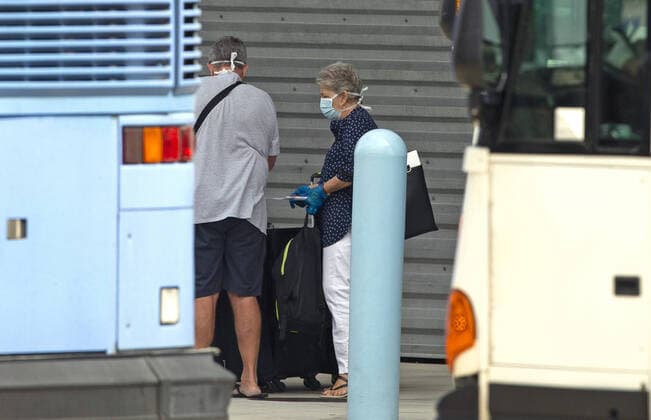 April 5, 2020, Miami, FL, USA: Coral Princess cruise passengers wait to board the bus at PortMiami as the coronavirus pandemic continues on Sunday, March 5, 2020 in Miami. Miami USA - ZUMAm67_ 20200405_zaf_m67_028 Copyright: xDavidxSantiagox
