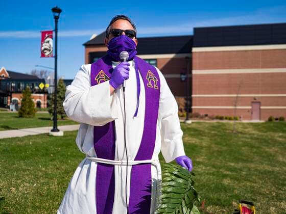 Coronavirus in den USA, Drive-Through Gottesdienst zum Auftakt der Karwoche in Des Moines, Iowa April 5, 2020, Des Moines, Iowa, U.S: Rev. RUSSELL LACKEY leads a prayer during a drive through Palm Sunday service sponsored by Luther Memorial Church on the campus of Grand View University in Des Moines. About 150 people attended the service. They remained in their cars while the ministers read a short passage from the Bible, handed out palms and blessed them. On Sunday, 05 April, Iowa reported 868 confirmed cases of the Novel Coronavirus (SARS-CoV-2) and COVID-19. There have been 22 deaths attributed to COVID-19 in Iowa. Restaurants, bars, movie theaters, places that draw crowds are closed until 30 April. The Governor has not ordered shelter in place but several Mayors, including the Mayor of Des Moines, have asked residents to stay in their homes for all but essential needs. People are being encouraged to practice social distanc - ZUMAk94_ 20200405_zaf_k94_011 Copyright: xJackxKurtzx