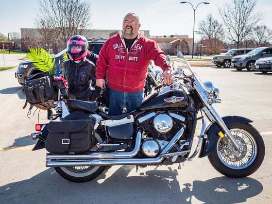 Coronavirus in den USA, Drive-Through Gottesdienst zum Auftakt der Karwoche in Des Moines, Iowa April 5, 2020, Des Moines, Iowa, U.S: BYKRMARK CARVER, and his daughter, pray next to Carver s motorcycle during a drive through Palm Sunday service sponsored by Luther Memorial Church on the campus of Grand View University in Des Moines. About 150 people attended the service. They remained in their cars while the ministers read a short passage from the Bible, handed out palms and blessed them. On Sunday, 05 April, Iowa reported 868 confirmed cases of the Novel Coronavirus (SARS-CoV-2) and COVID-19. There have been 22 deaths attributed to COVID-19 in Iowa. Restaurants, bars, movie theaters, places that draw crowds are closed until 30 April. The Governor has not ordered shelter in place but several Mayors, including the Mayor of Des Moines, have asked residents to stay in their homes for all but essential needs. People are being encour - ZUMAk94_ 20200405_zaf_k94_015 Copyright: xJackxKurtzx