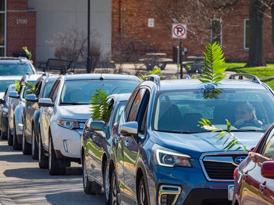 Coronavirus in den USA, Drive-Through Gottesdienst zum Auftakt der Karwoche in Des Moines, Iowa April 5, 2020, Des Moines, Iowa, U.S: The vehicular procession after a drive through Palm Sunday service sponsored by Luther Memorial Church on the campus of Grand View University in Des Moines. About 150 people attended the service. They remained in their cars while the ministers read a short passage from the Bible, handed out palms and blessed them. On Sunday, 05 April, Iowa reported 868 confirmed cases of the Novel Coronavirus (SARS-CoV-2) and COVID-19. There have been 22 deaths attributed to COVID-19 in Iowa. Restaurants, bars, movie theaters, places that draw crowds are closed until 30 April. The Governor has not ordered shelter in place but several Mayors, including the Mayor of Des Moines, have asked residents to stay in their homes for all but essential needs. People are being encouraged to practice social distancing and m - ZUMAk94_ 20200405_zaf_k94_018 Copyright: xJackxKurtzx